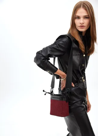 Bolso bandolera combinado tejido y efecto piel