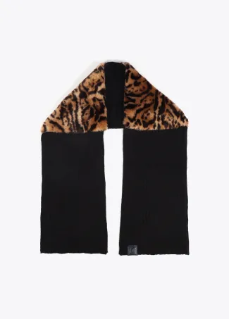 Contrast knit scarf with faux fur fabric