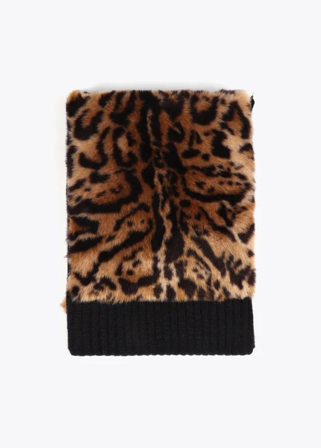 Contrast knit scarf with faux fur fabric
