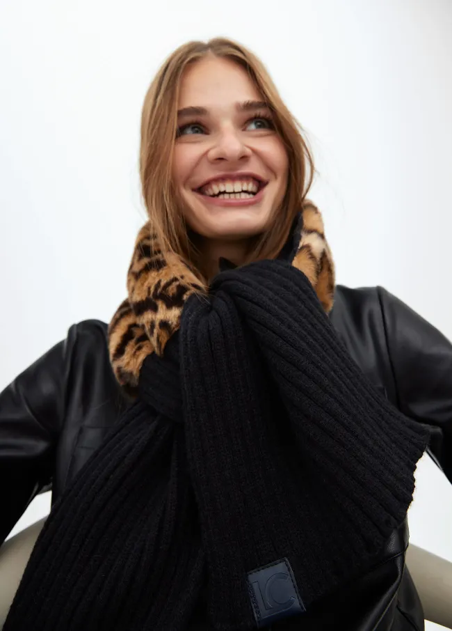 Contrast knit scarf with faux fur fabric