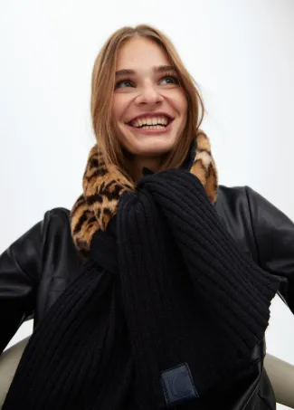 Contrast knit scarf with faux fur fabric