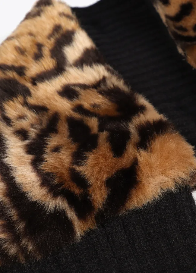 Contrast knit scarf with faux fur fabric