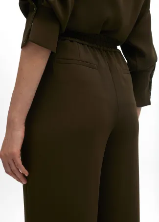 Straight trousers with elastic and central rib