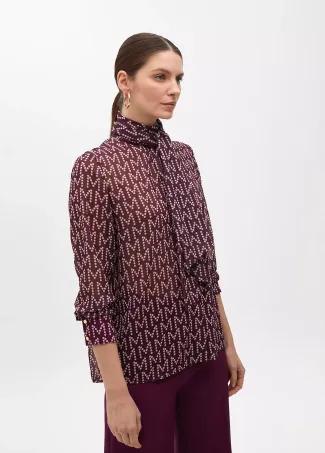 Camisa logotipada con lazada en cuello