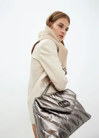 Bolso con solapa en tejido acolchado metalizado