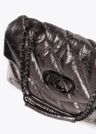 Bolso con solapa en tejido acolchado metalizado