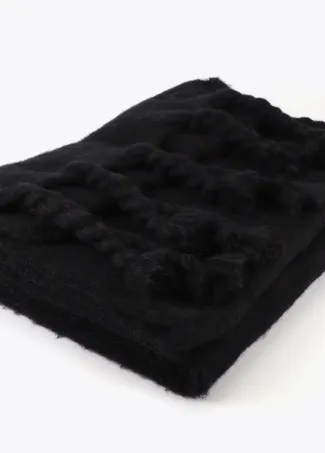 Plain scarf with thick fringing