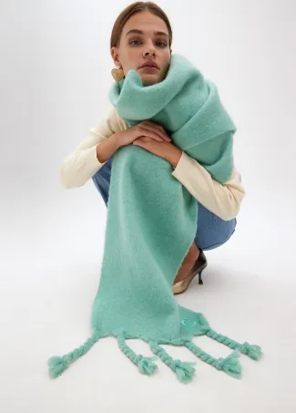 Plain scarf with thick fringing