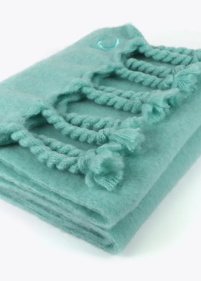 Plain scarf with thick fringing