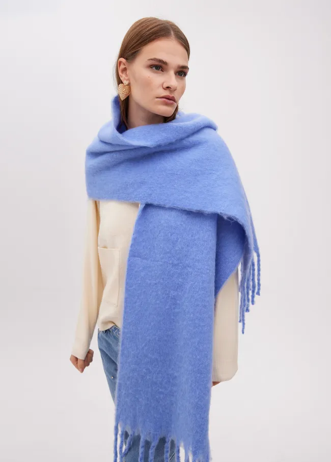 Plain scarf with thick fringing