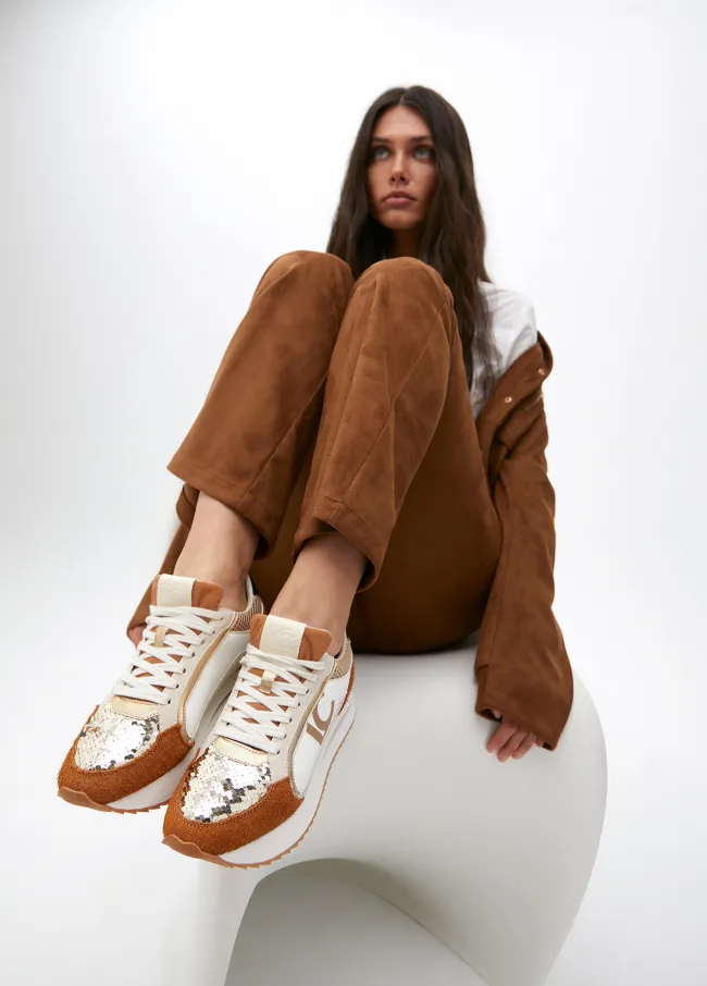 Deportiva con suela de diferentes texturas y...