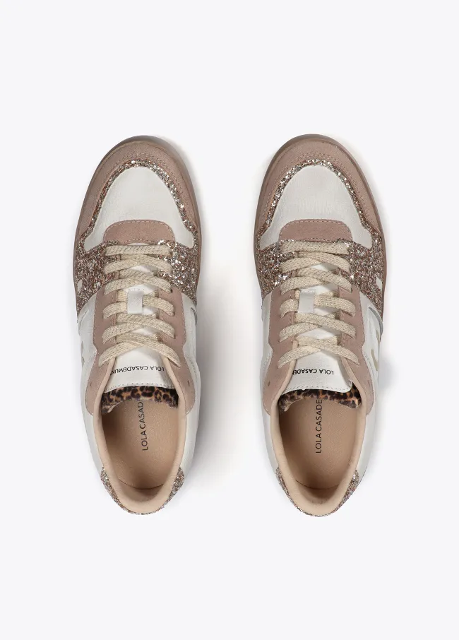 Deportiva con cuña interior y detalles en piel