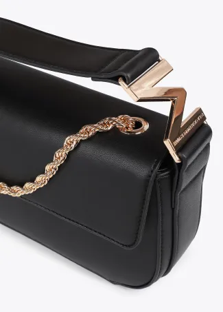 Bandolera con solapa efecto piel y logo M en asa