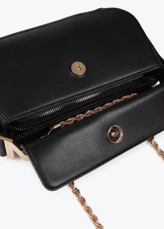 Bandolera con solapa efecto piel y logo M en asa