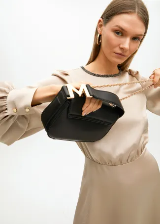 Bandolera con solapa efecto piel y logo M en asa