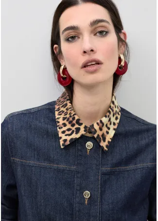 Cazadora denim corta con detalles en cuello y solapa de leopardo