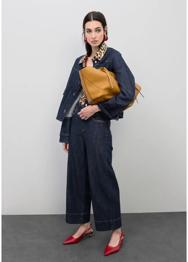 Cazadora denim corta con detalles en cuello y...