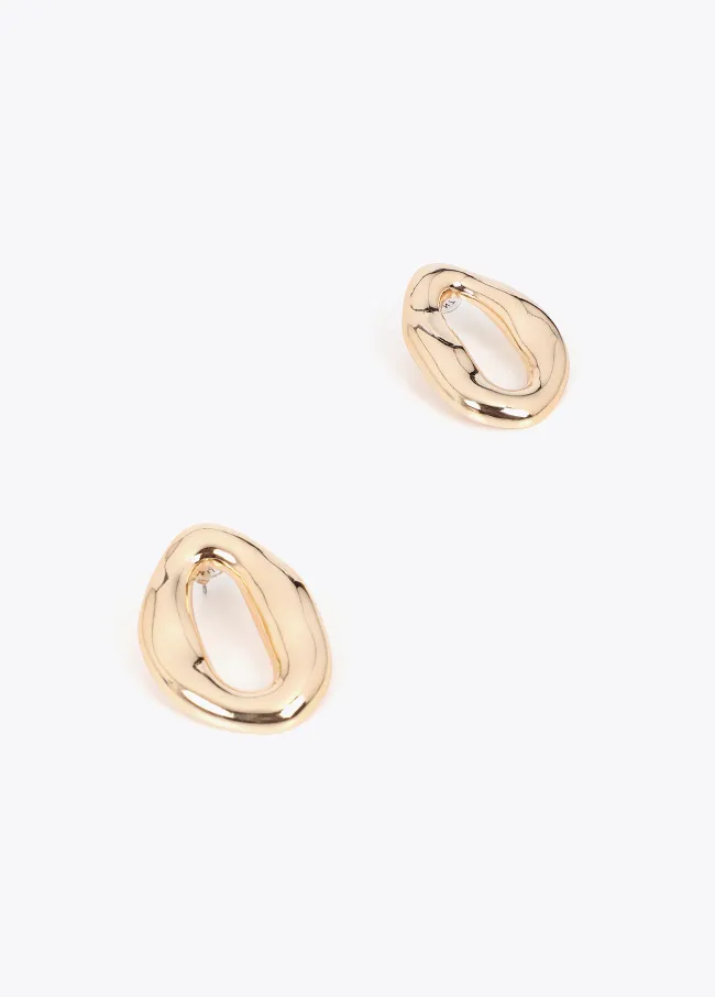 Metal link earrings with raised design