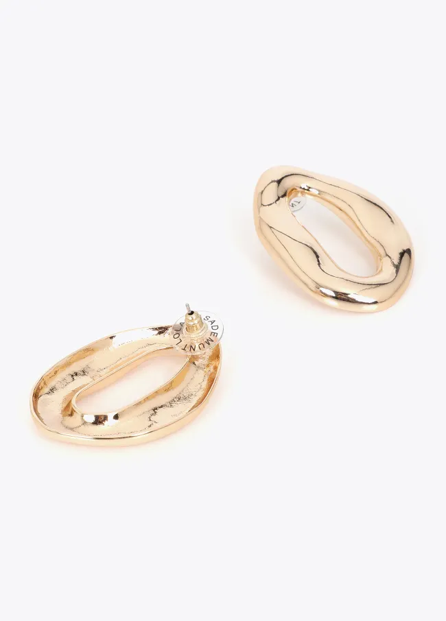 Metal link earrings with raised design