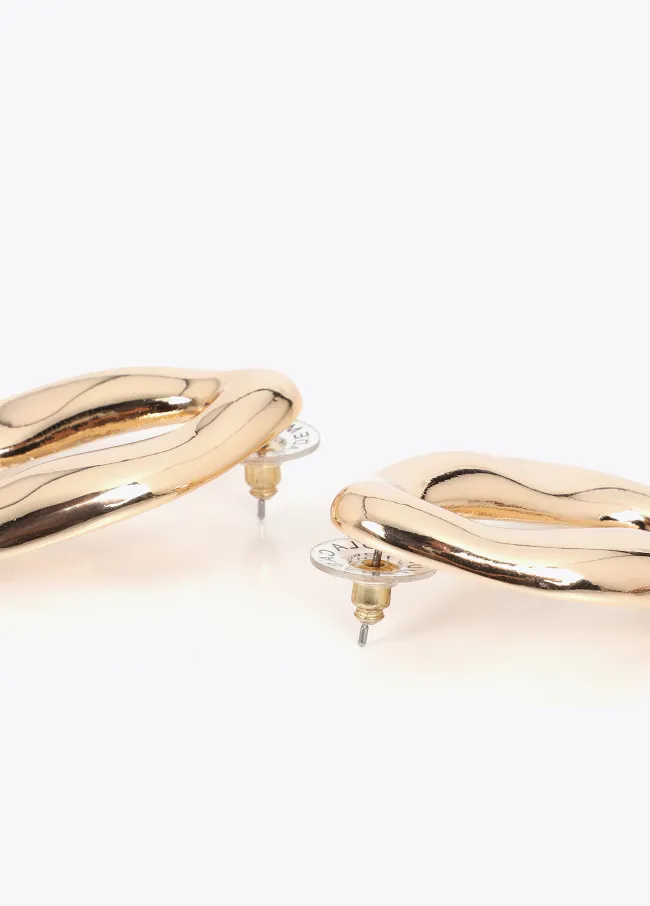 Metal link earrings with raised design