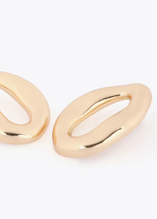 Metal link earrings with raised design