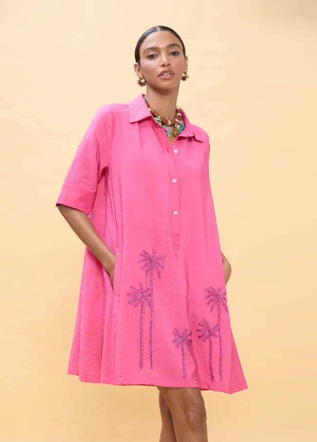 Vestido corto fucsia con palmeras bordadas