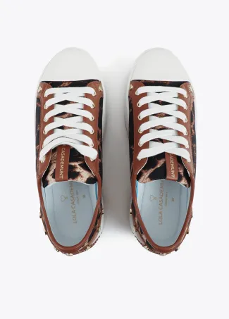 Deportiva plataforma con estampado leopardo y tachas