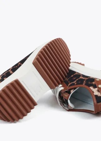 Deportiva plataforma con estampado leopardo y tachas