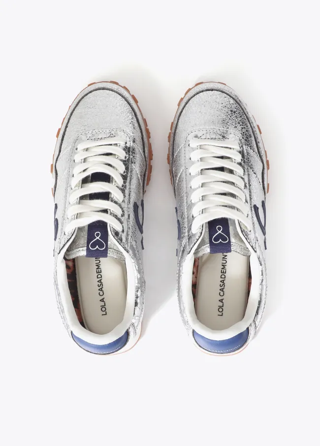 Deportiva en material metalizado