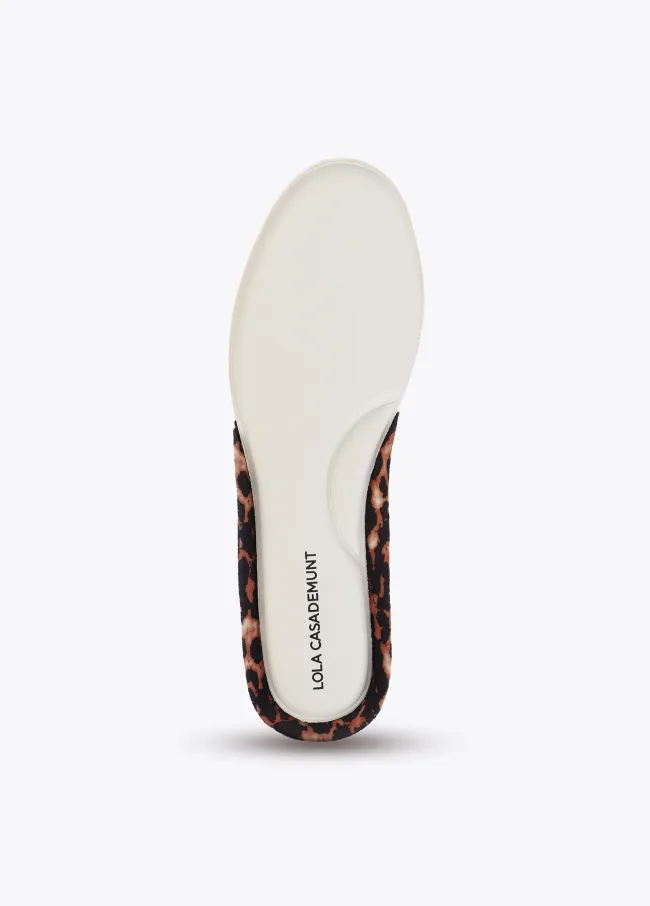 Trainers in metallic material