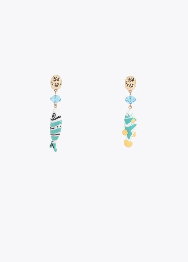 Pendientes irregulares con peces multicolor