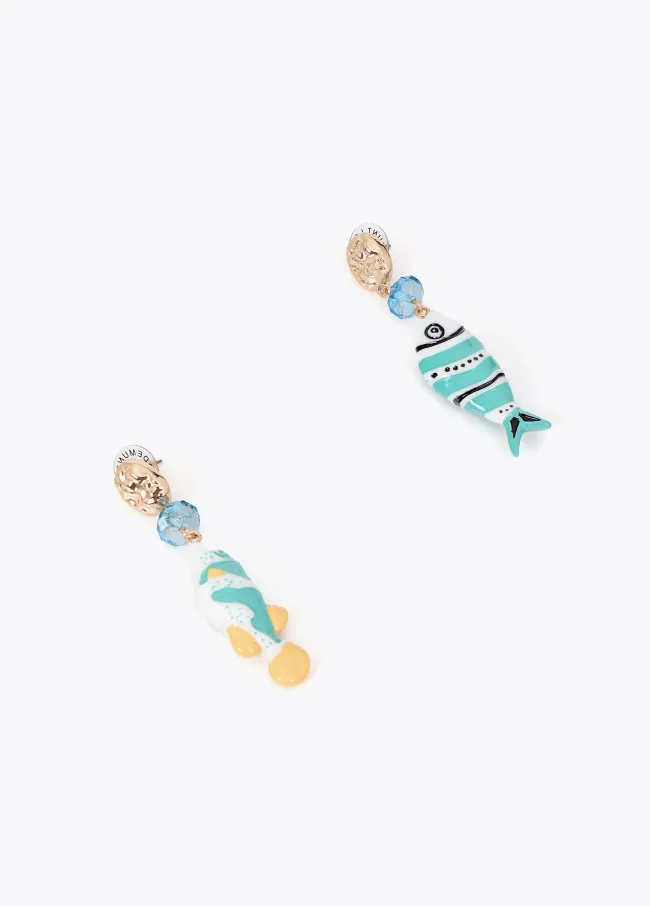 Pendientes irregulares con peces multicolor