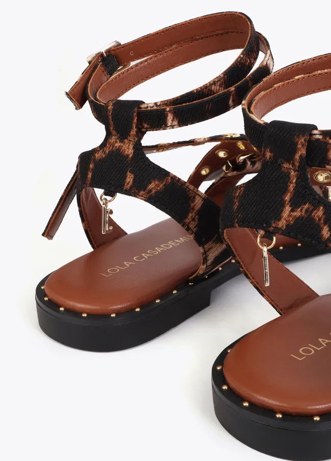 Flat sandals with straps and personalised buckles