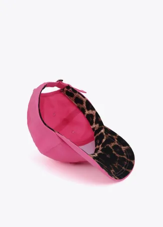 Gorra con logo bordado