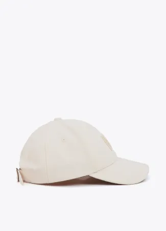 Gorra con logo bordado