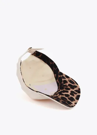 Gorra con logo bordado