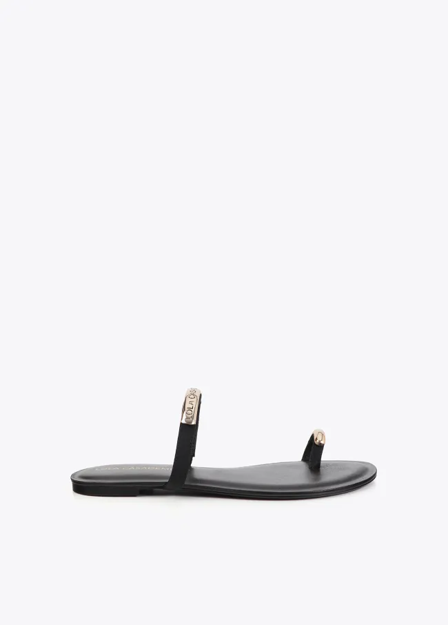 Zapato plano con pieza logotipada