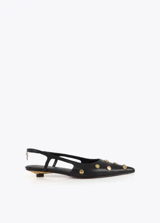 Zapato de tacón con detalle de tachas