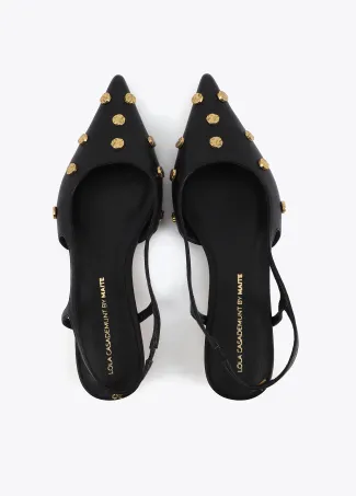 Zapato de tacón con detalle de tachas
