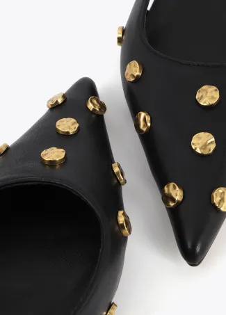 Zapato de tacón con detalle de tachas