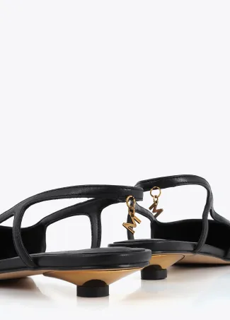 Zapato de tacón con detalle de tachas