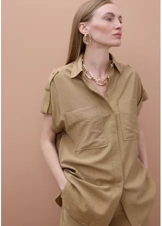 Sleeveless shirt with pockets