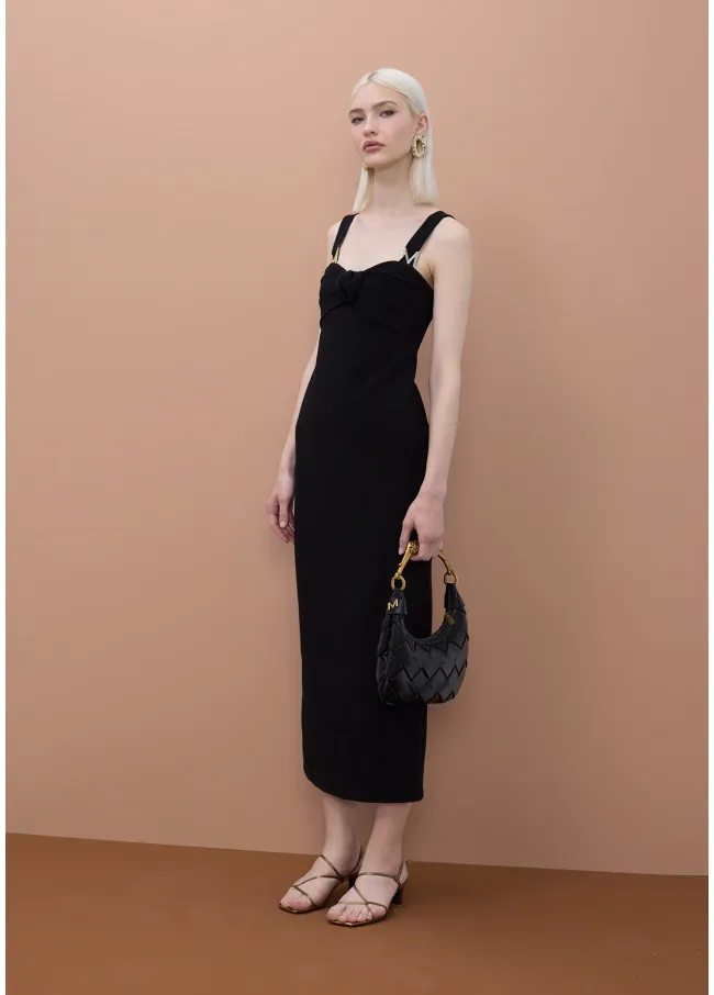 Vestido negro ajustado con tirantes