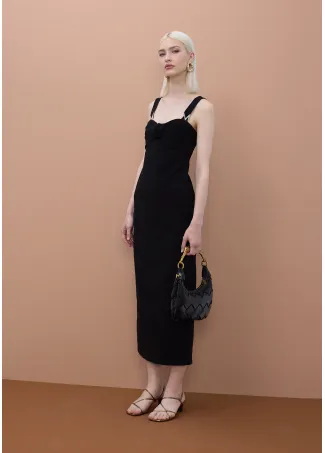 Vestido negro ajustado con tirantes