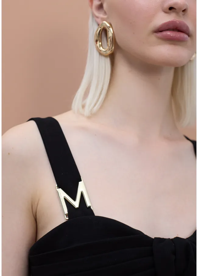 Vestido negro ajustado con tirantes