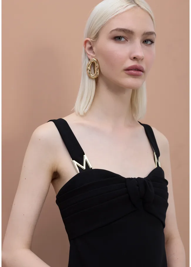 Vestido negro ajustado con tirantes