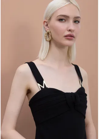 Vestido negro ajustado con tirantes
