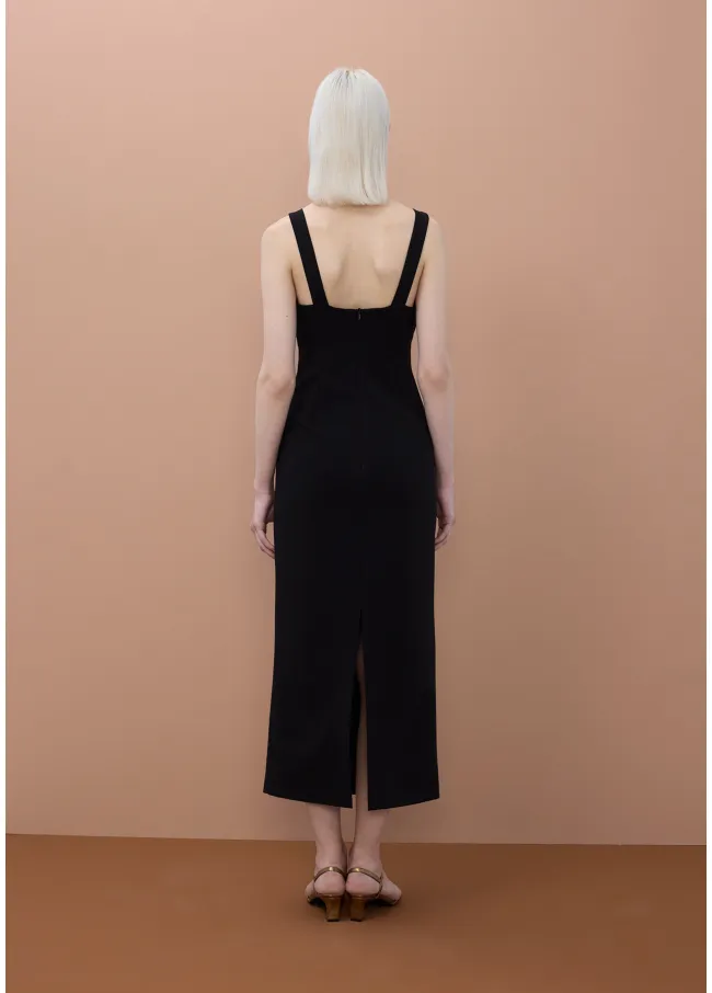 Vestido negro ajustado con tirantes