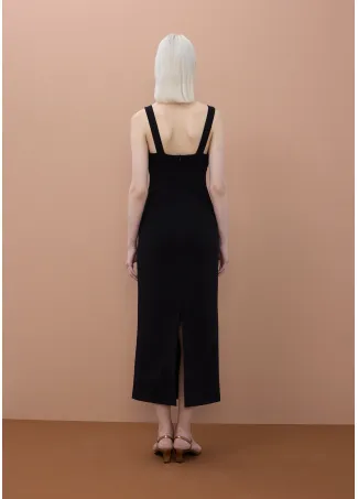 Vestido negro ajustado con tirantes