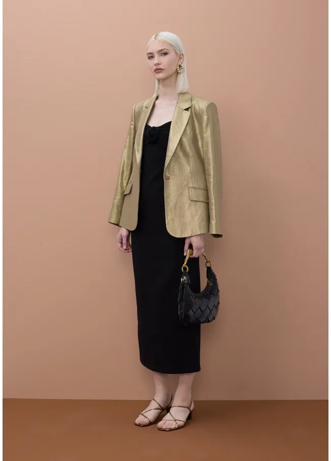 Vestido negro ajustado con tirantes